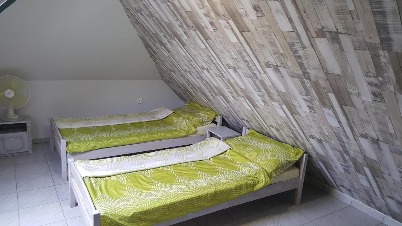 Illaberek Apartmanok ไฮจ์ดุสโซบอสโล ภายนอก รูปภาพ
