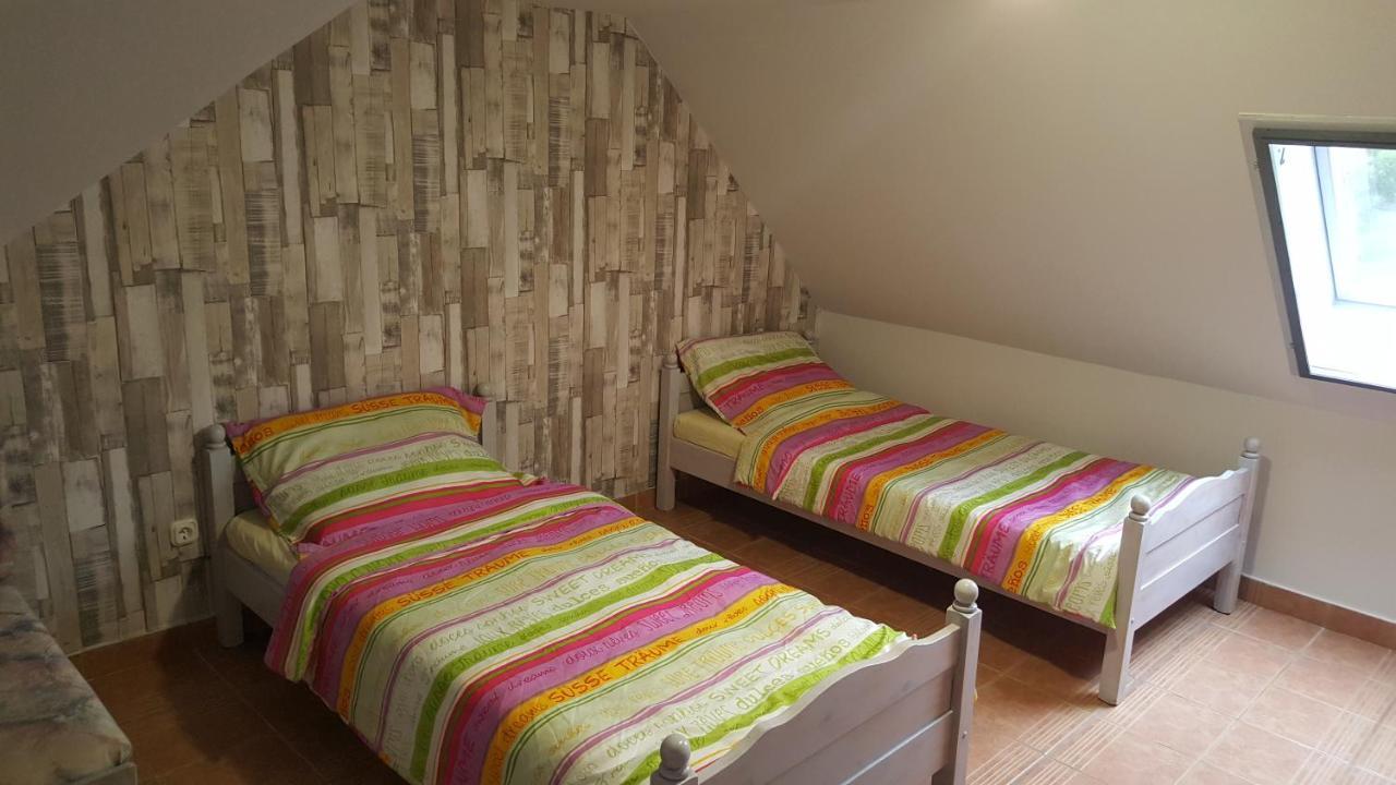 Illaberek Apartmanok ไฮจ์ดุสโซบอสโล ภายนอก รูปภาพ
