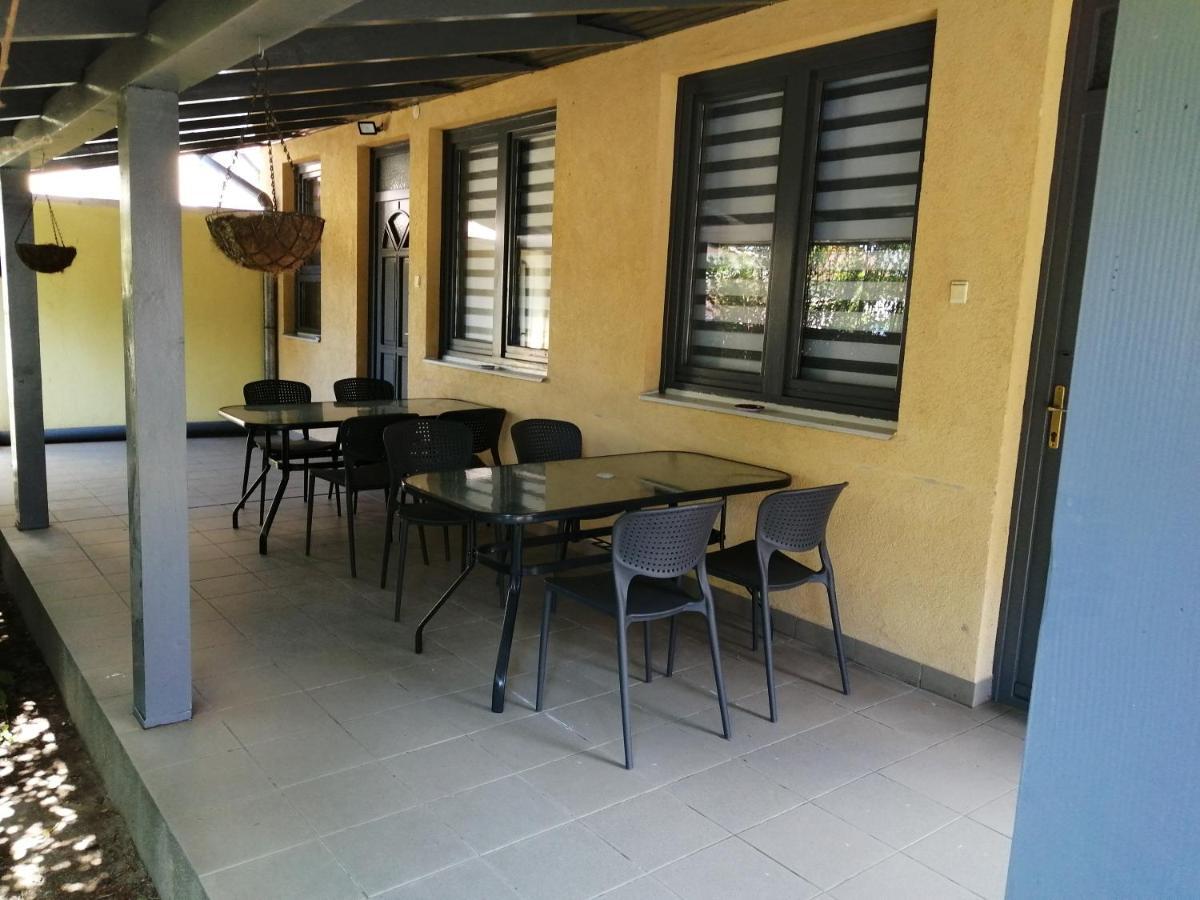 Illaberek Apartmanok ไฮจ์ดุสโซบอสโล ภายนอก รูปภาพ
