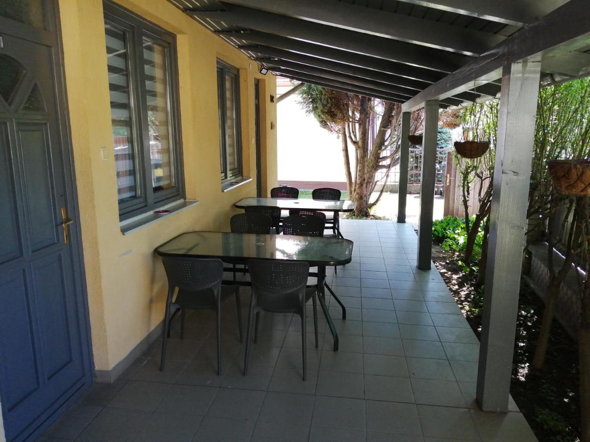 Illaberek Apartmanok ไฮจ์ดุสโซบอสโล ภายนอก รูปภาพ