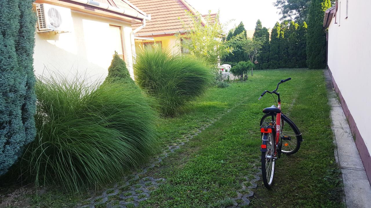 Illaberek Apartmanok ไฮจ์ดุสโซบอสโล ภายนอก รูปภาพ