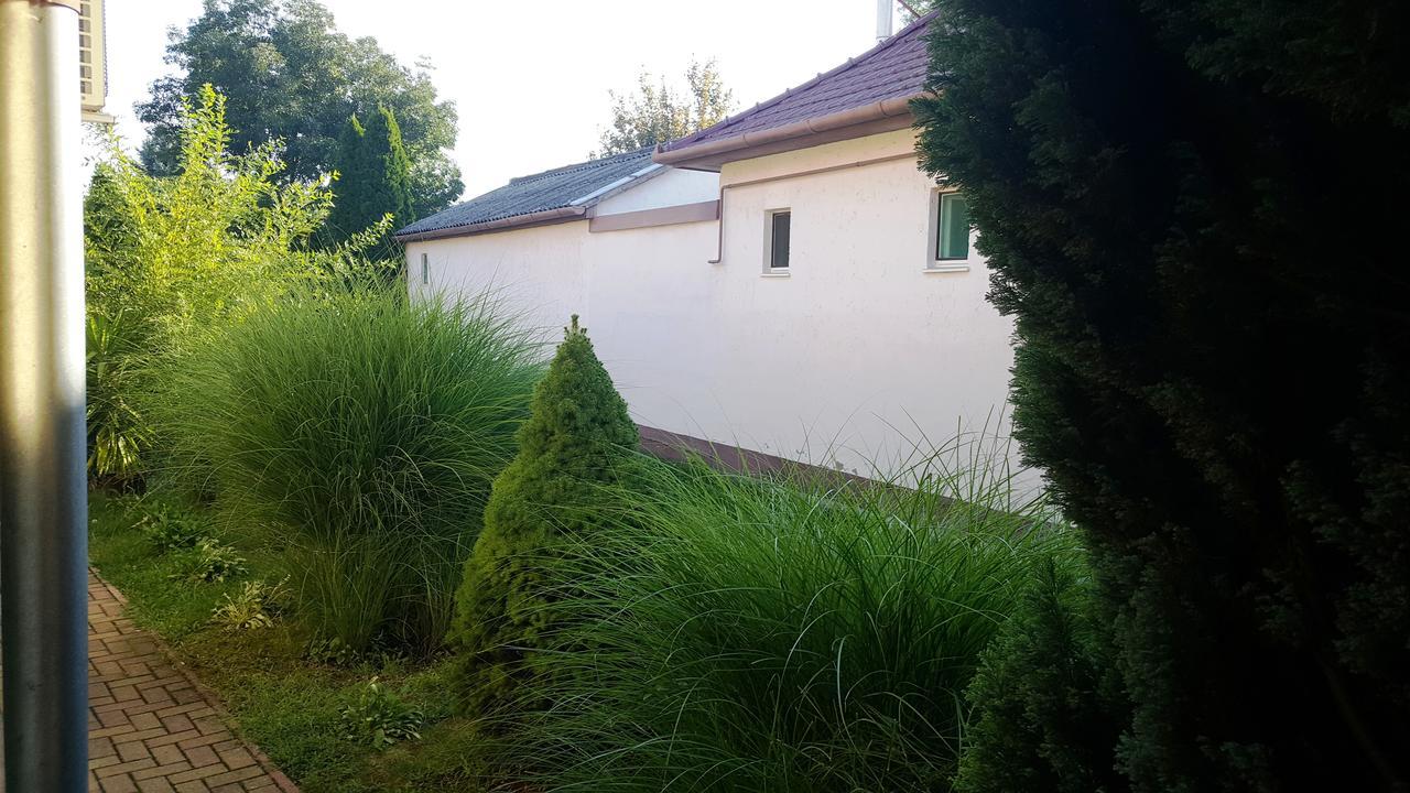Illaberek Apartmanok ไฮจ์ดุสโซบอสโล ภายนอก รูปภาพ