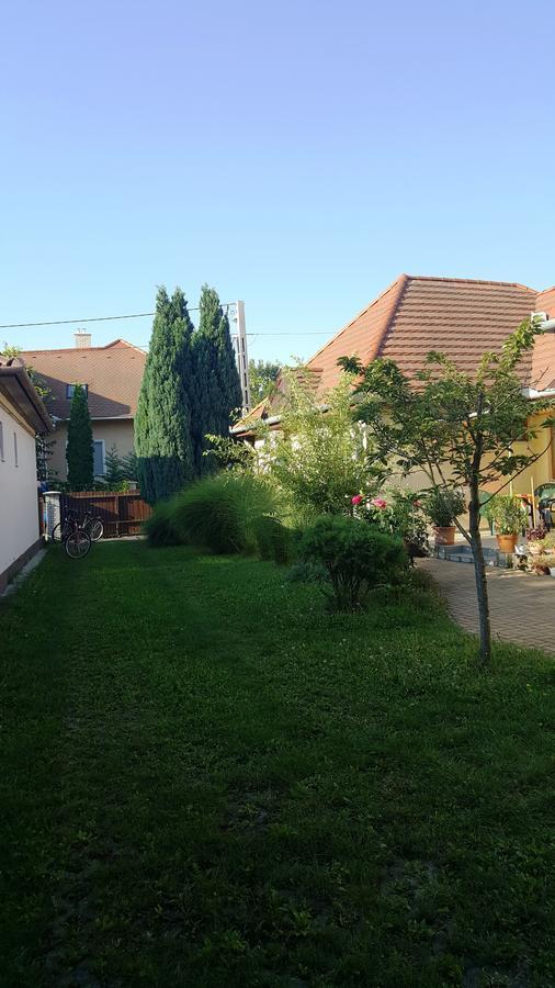 Illaberek Apartmanok ไฮจ์ดุสโซบอสโล ภายนอก รูปภาพ